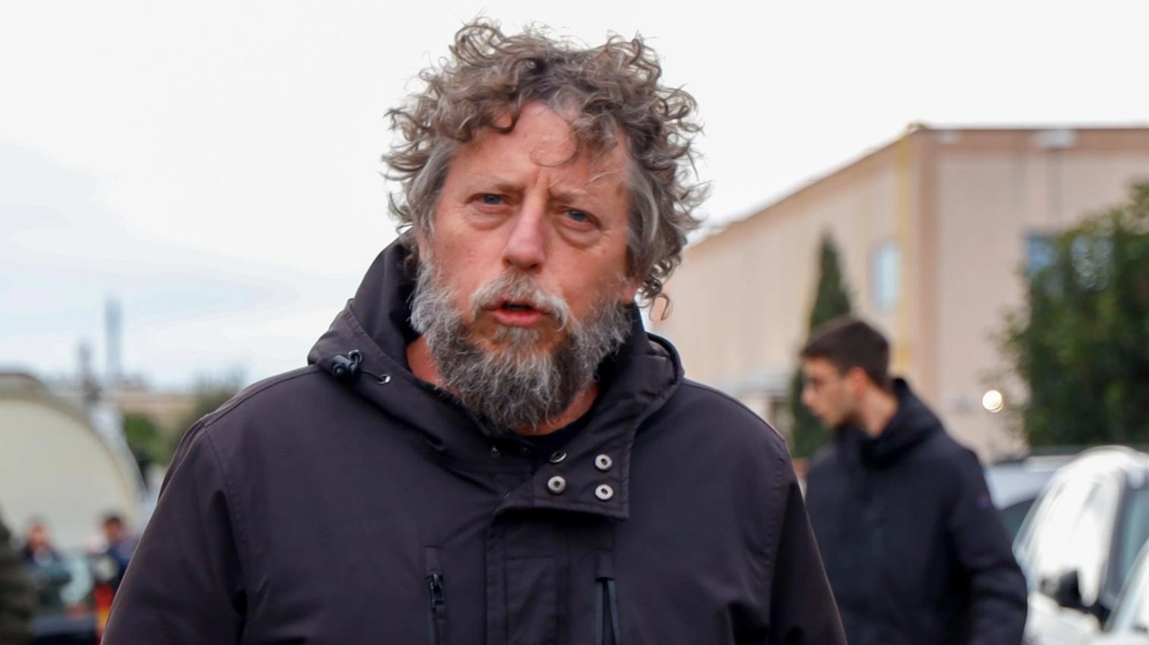 Il sindaco di Calenzano, Giuseppe Carovani, in via Erbosa davanti al deposito di carburanti dell’Eni esploso lunedì Il sindaco di Calenzano, Giuseppe Carovani, in via Erbosa davanti al deposito di carburanti dell’Eni esploso lunedì