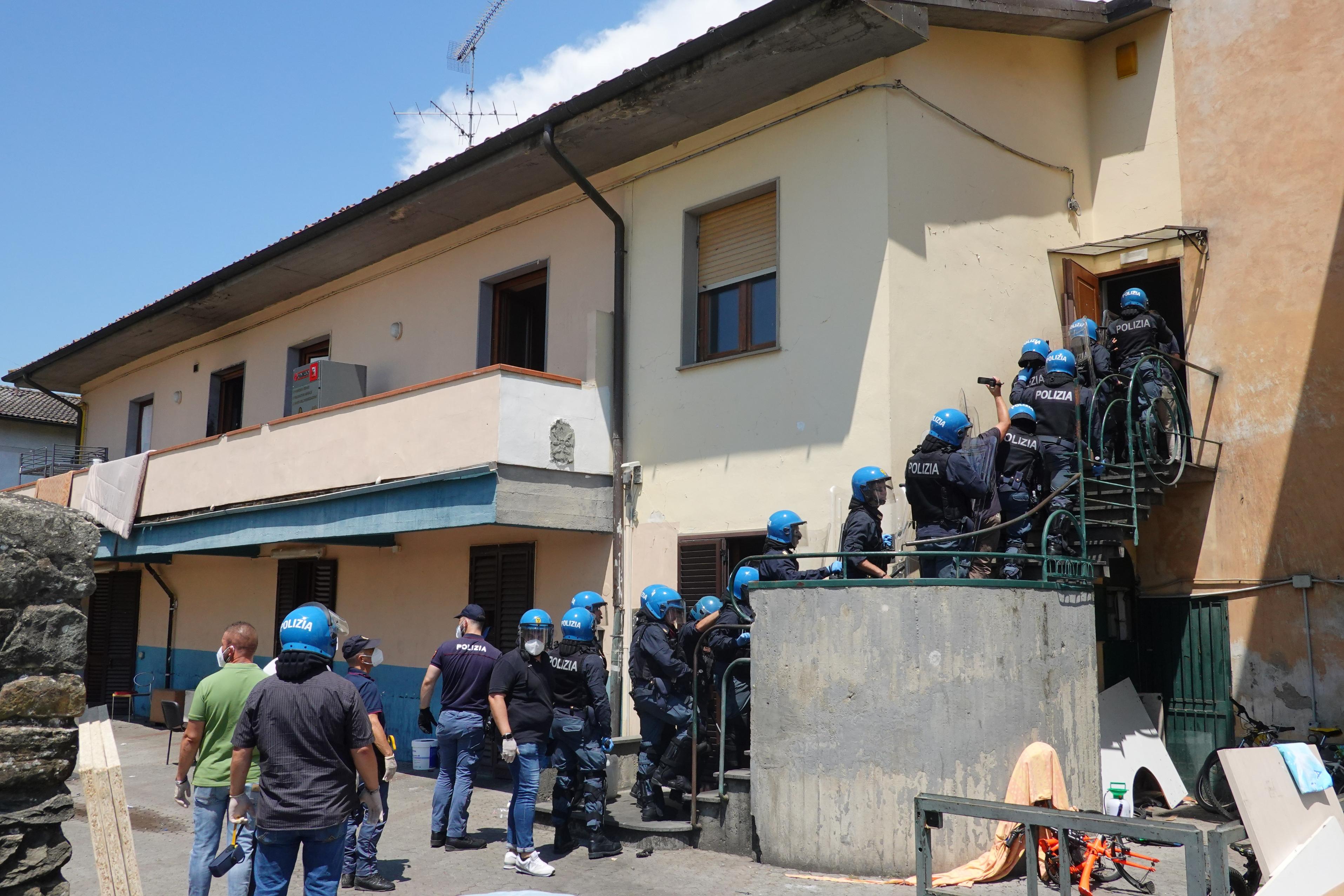 Chiusa la canonica. Blitz a mezzogiorno. Nel centro di Vicofaro non c’è più nessuno Chiusa la canonica. Blitz a mezzogiorno. Nel centro di Vicofaro non c’è più nessuno