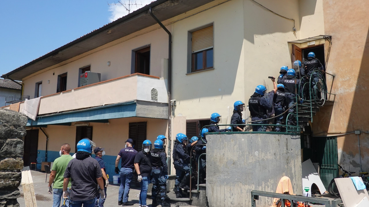 Chiusa la canonica. Blitz a mezzogiorno. Nel centro di Vicofaro non c’è più nessuno