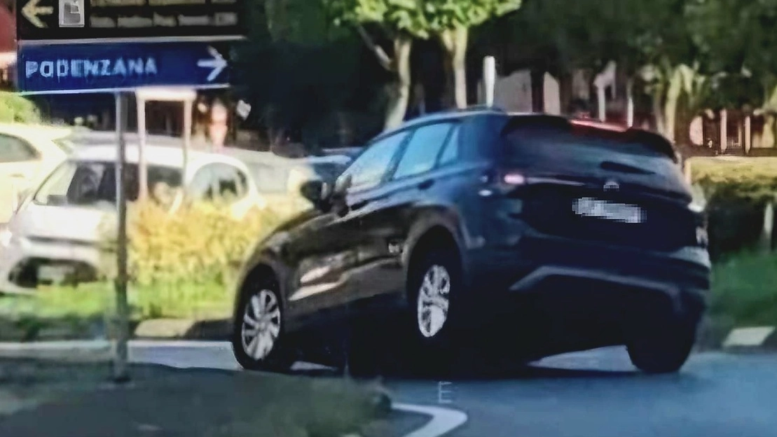 Le acrobazie del Suv ripreso sulle strade della Lunigiana Le acrobazie del Suv ripreso sulle strade della Lunigiana