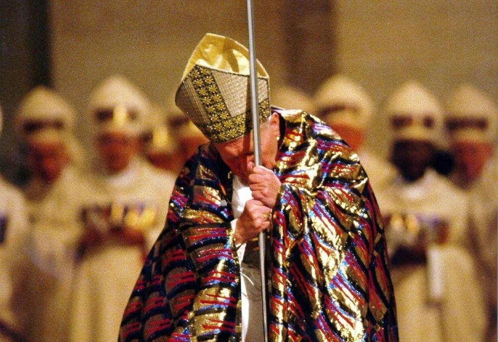 Tessuto, arte, sacralità. Il manto giubilare di Giovanni Paolo II Tessuto, arte, sacralità. Il manto giubilare di Giovanni Paolo II