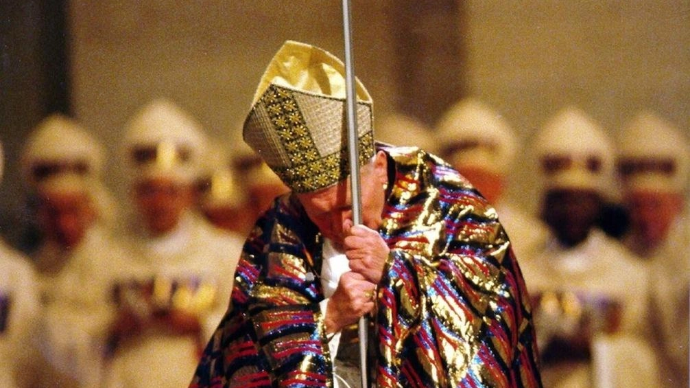 Oltre 16.000 metri del tessuto per accompagnare la Chiesa che entrava nel terzo millennio. Una stoffa con disegno policromo, non... Oltre 16.000 metri del tessuto per accompagnare la Chiesa che entrava nel terzo millennio. Una stoffa con disegno policromo, non...