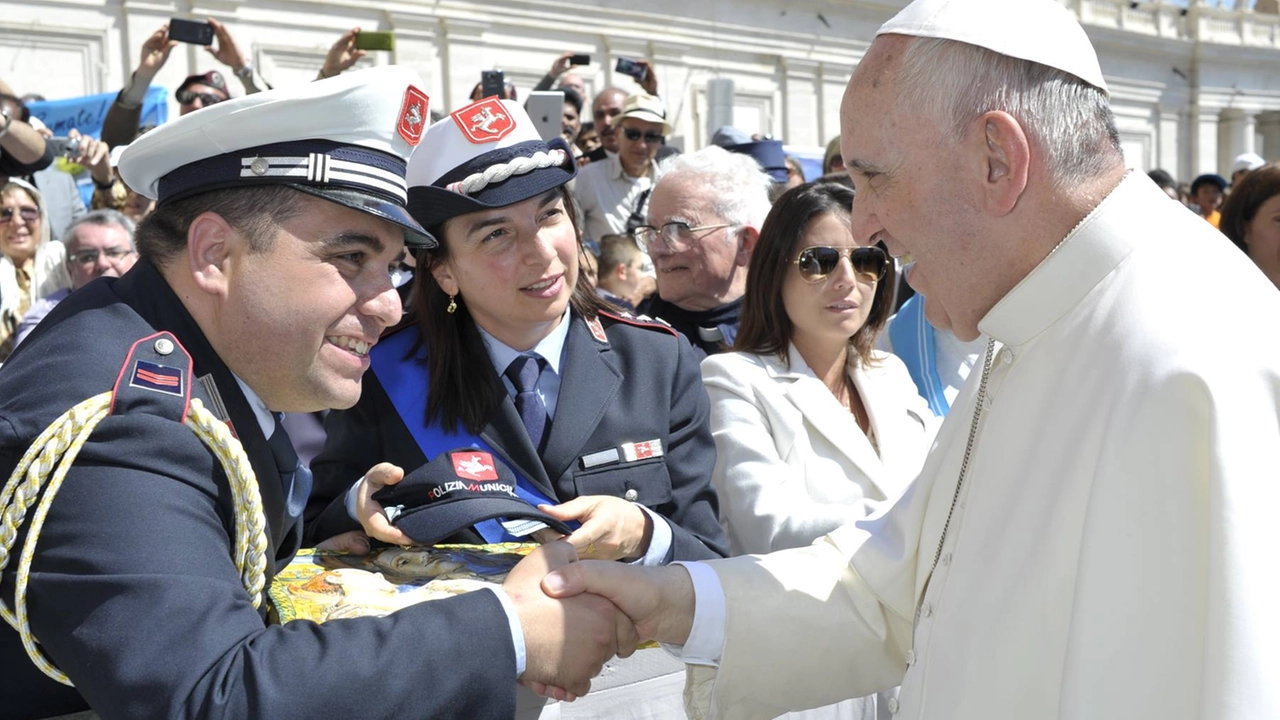 Una delegazione della polizia municipale dell'Unione andò in Vaticano Una delegazione della polizia municipale dell'Unione andò in Vaticano