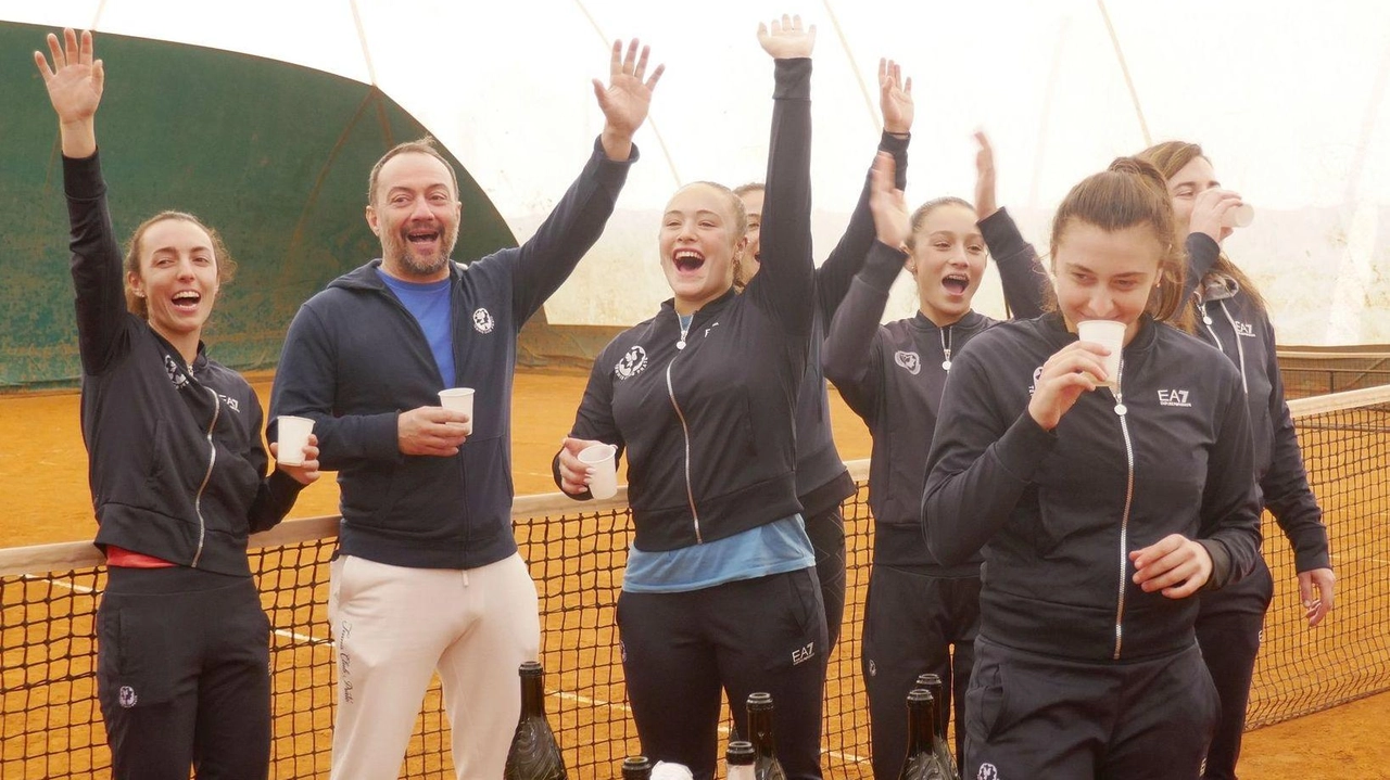 Sorrisi e abbracci nel circolo di via Firenze per la promozione della squadra femminile in serie A1 dopo un campionato sempre in testa e senza rivali che potessero impensierire Sorrisi e abbracci nel circolo di via Firenze per la promozione della squadra femminile in serie A1 dopo un campionato sempre in testa e senza rivali che potessero impensierire