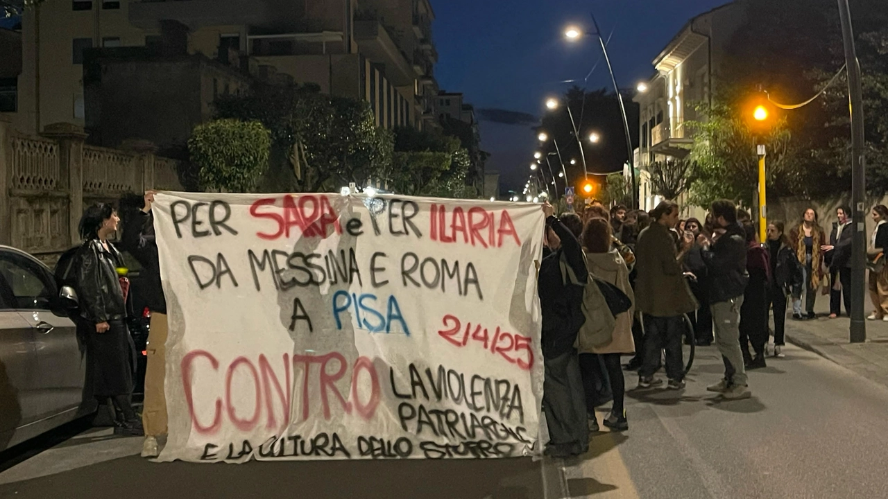 Un momento del corteo che ha bloccato il traffico in Via Benedetto Croce