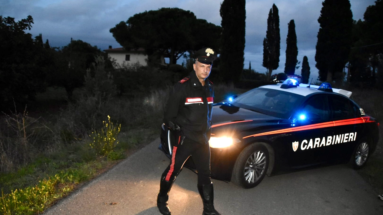 I carabinieri nella strada della casa dove sono morti l'anziana madre e il figlio (Foto Aprili)