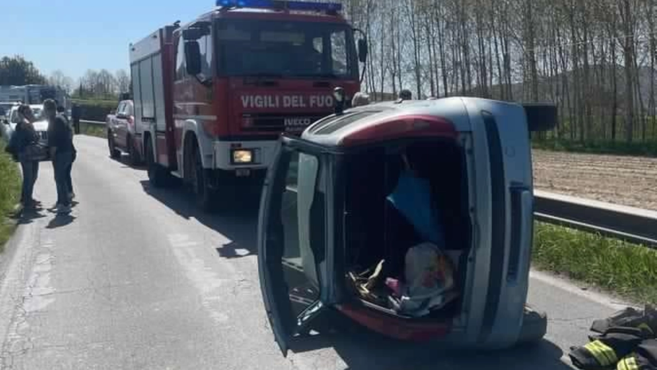 L'auto ribaltata nello scontro