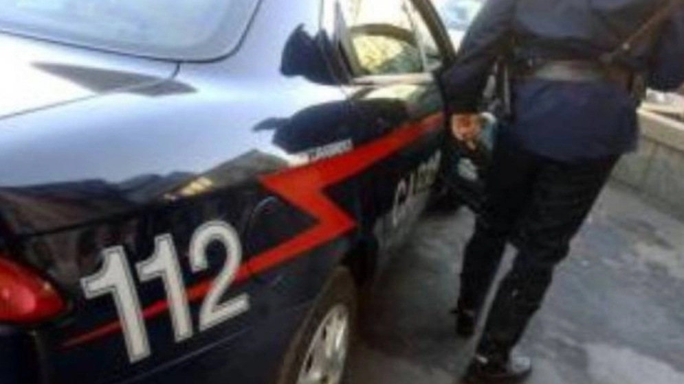 L’uomo si è presentato tre volte davanti alla porta di casa della ex, scalciando, urlando e scagliandosi contro i carabinieri