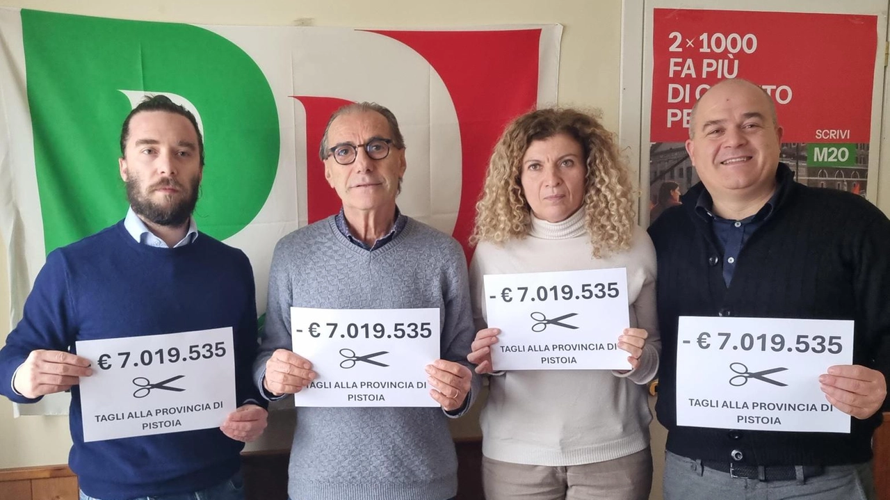 In foto gli esponenti del Partito Democratico contro i tagli del governo