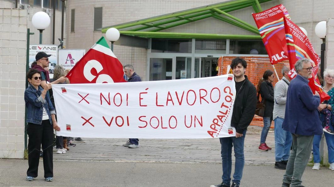 Un momento del presidio di ieri mattina davanti all’ospedale San Donato Un momento del presidio di ieri mattina davanti all’ospedale San Donato