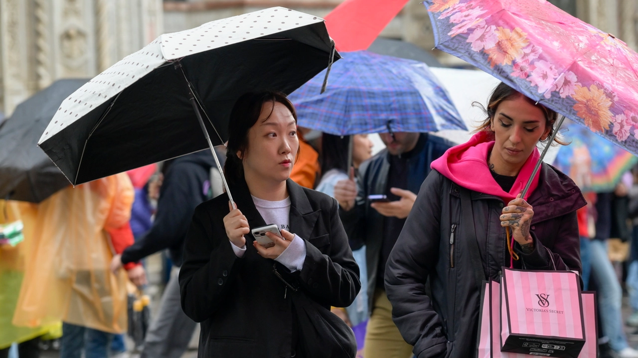 GERMOGLI PH: 8 OTTOBRE 2024 FIRENZE CONTINUA L'ONDATA DI MALTEMPO CHE COLPISCE FIRENZE CREANDO DISAGI E FASTIDI A FIORENTINI E TURISTI NELLA FOTO LE PERSONE CERCANO RIPARO DALLA PIOGGIA GERMOGLI PH: 8 OTTOBRE 2024 FIRENZE CONTINUA L'ONDATA DI MALTEMPO CHE COLPISCE FIRENZE CREANDO DISAGI E FASTIDI A FIORENTINI E TURISTI NELLA FOTO LE PERSONE CERCANO RIPARO DALLA PIOGGIA