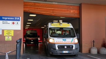 L’aggressore è in carcere. La vittima stabile ma grave: "Pensate a mia moglie"