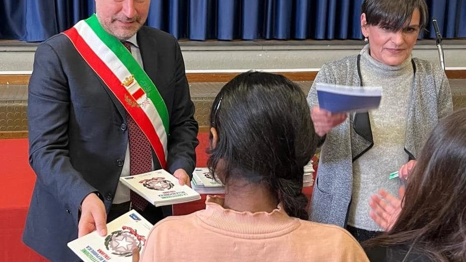 Anche quest’anno l’amministrazione comunale ha donato la ”Carta“ a 849 studenti. Pardini: "È la pietra miliare della nostra Repubblica e dà basi solide per l’Italia che verrà".