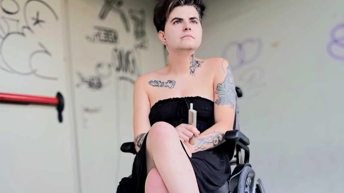 Morgana Tilli, costretta a vivere su una sedia a rotelle, per il suo trentesimo compleanno aveva chiesto aiuti sulla piattaforma GoFundMe Morgana Tilli, costretta a vivere su una sedia a rotelle, per il suo trentesimo compleanno aveva chiesto aiuti sulla piattaforma GoFundMe