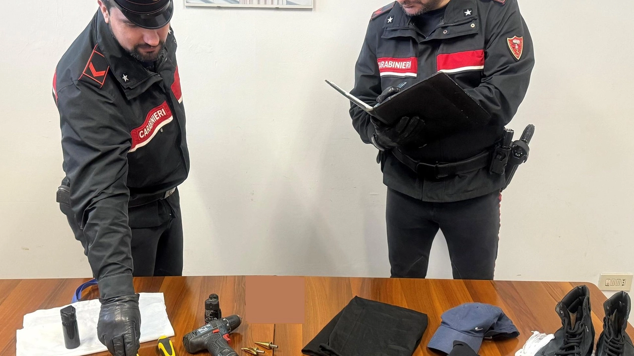 L’uomo è stato fermato dai carabinieri in una zona residenziale a seguito di diverse segnalazioni dei residenti L’uomo è stato fermato dai carabinieri in una zona residenziale a seguito di diverse segnalazioni dei residenti