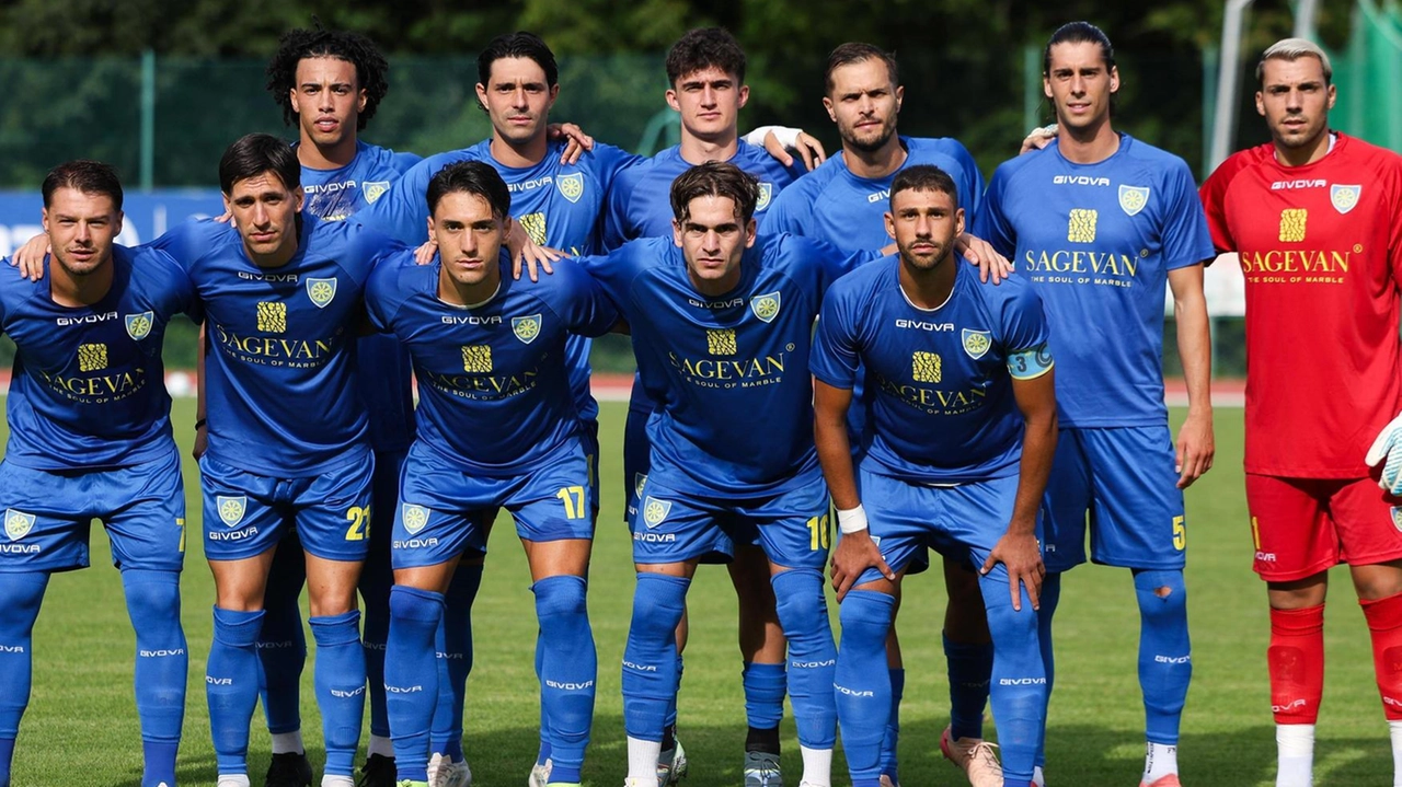 La formazione della Carrarese anti Lecce. A destra, Niccolò Belloni in azione La formazione della Carrarese anti Lecce. A destra, Niccolò Belloni in azione