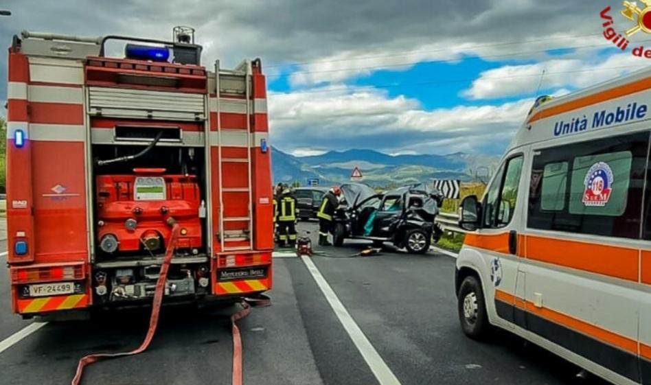 incidente sull autostrada a1 5 feriti grave un ventenne trasportato a careggi