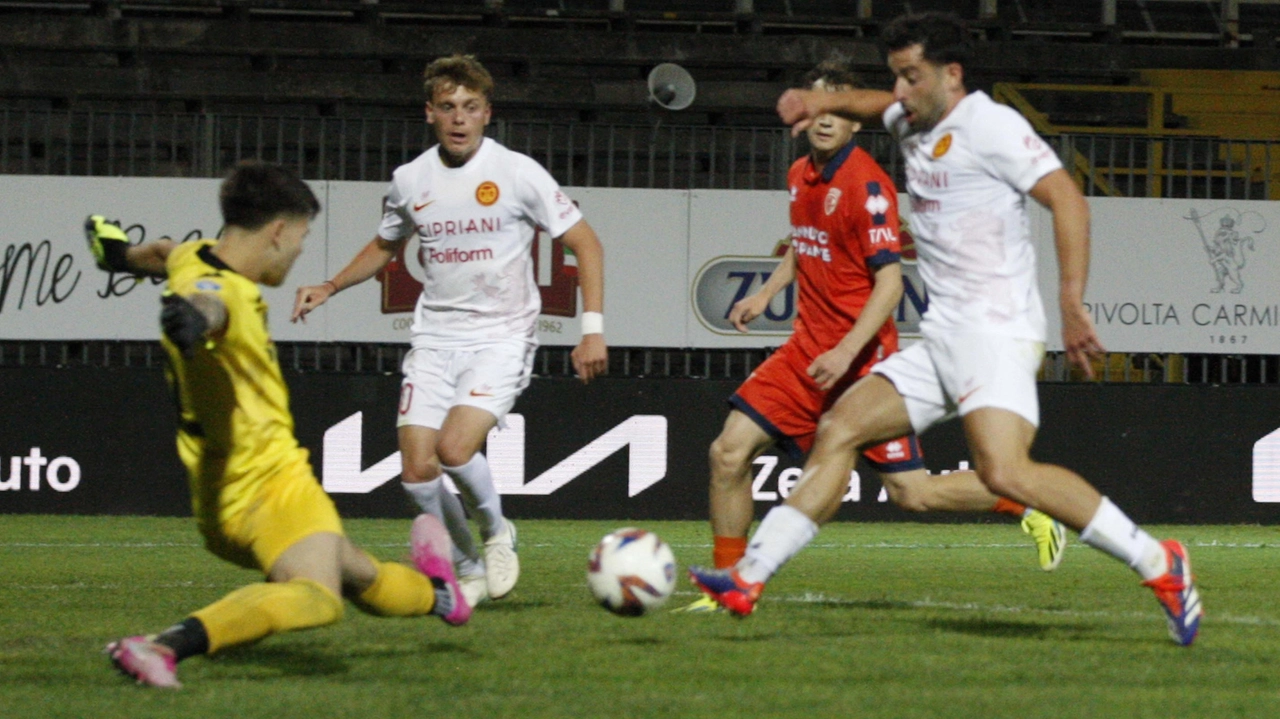 David Lordkipanidze batte in uscita Filippo Cecchini siglando il gol dell’ex e il definitivo 2-0 del Ravenna (Corelli) David Lordkipanidze batte in uscita Filippo Cecchini siglando il gol dell’ex e il definitivo 2-0 del Ravenna (Corelli)