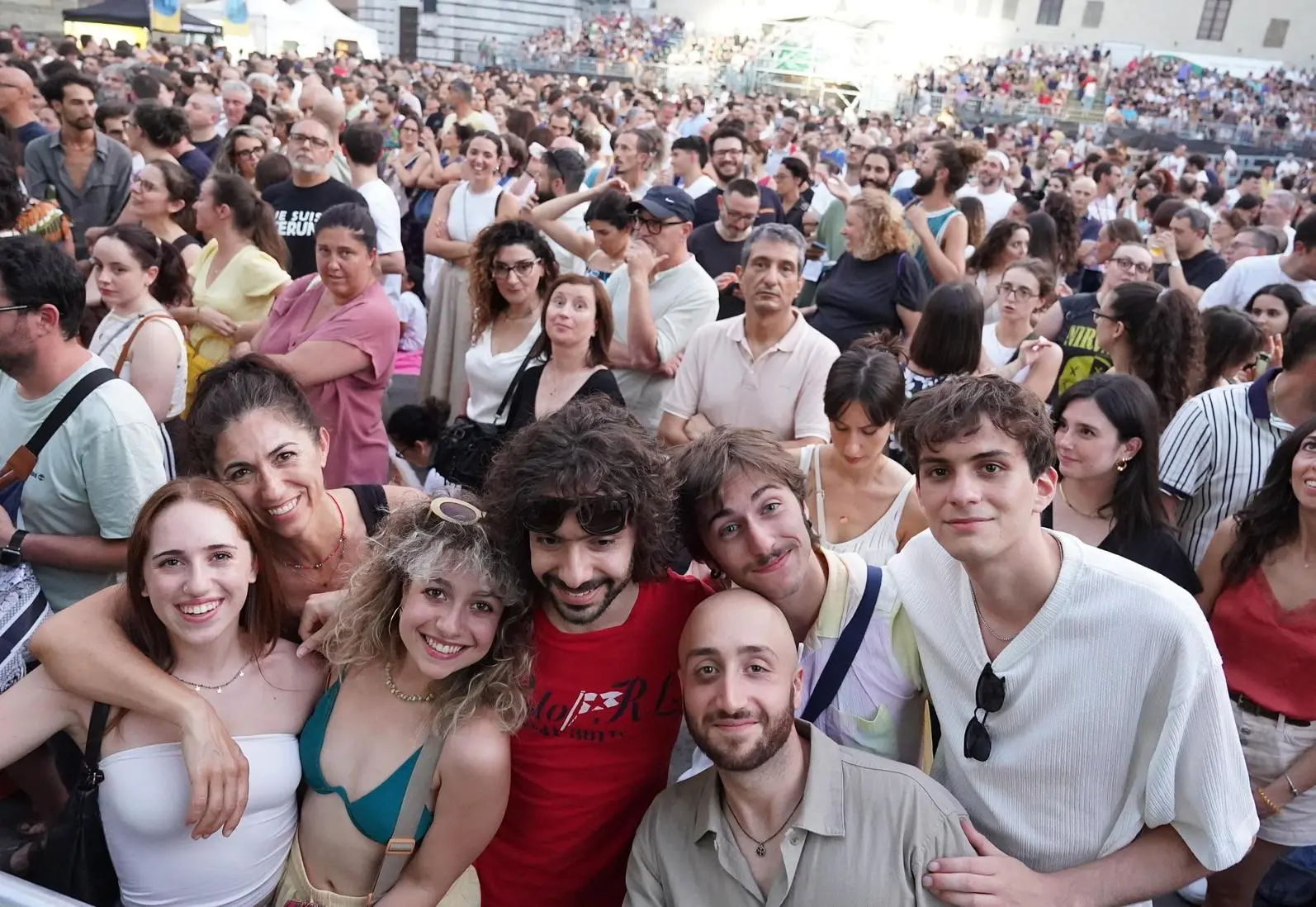 L’incanto di Brunori Sas. Poesia in musica. La piazza si emoziona. E il "Blues" decolla
