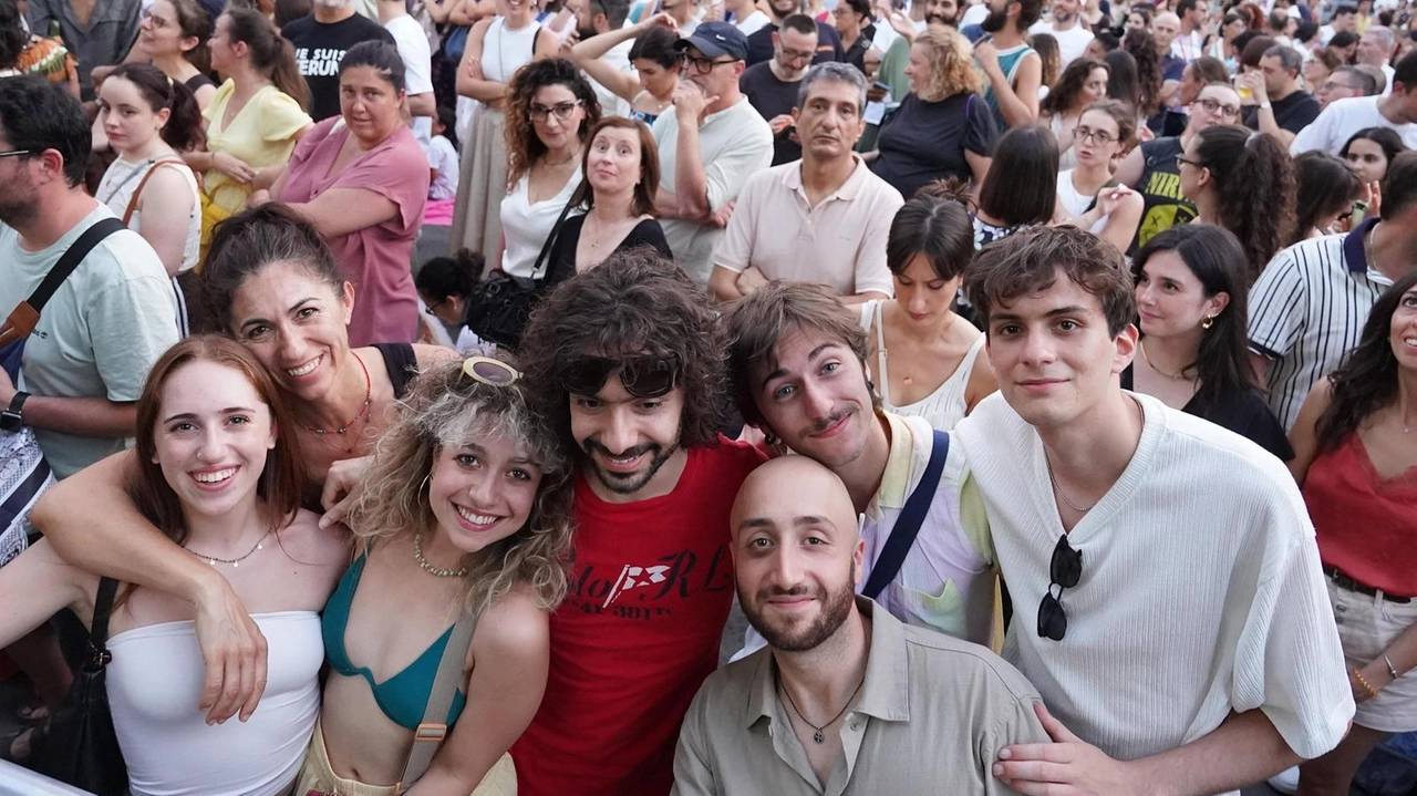 Oltre quattromila ieri sera per il concerto del cantautore calabrese. Dopo l’energia di Alfa che trascina i giovanissimi, ancora un successo.