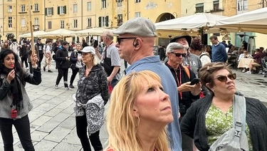 Turisti in piazza Anfiteatro Turisti in piazza Anfiteatro