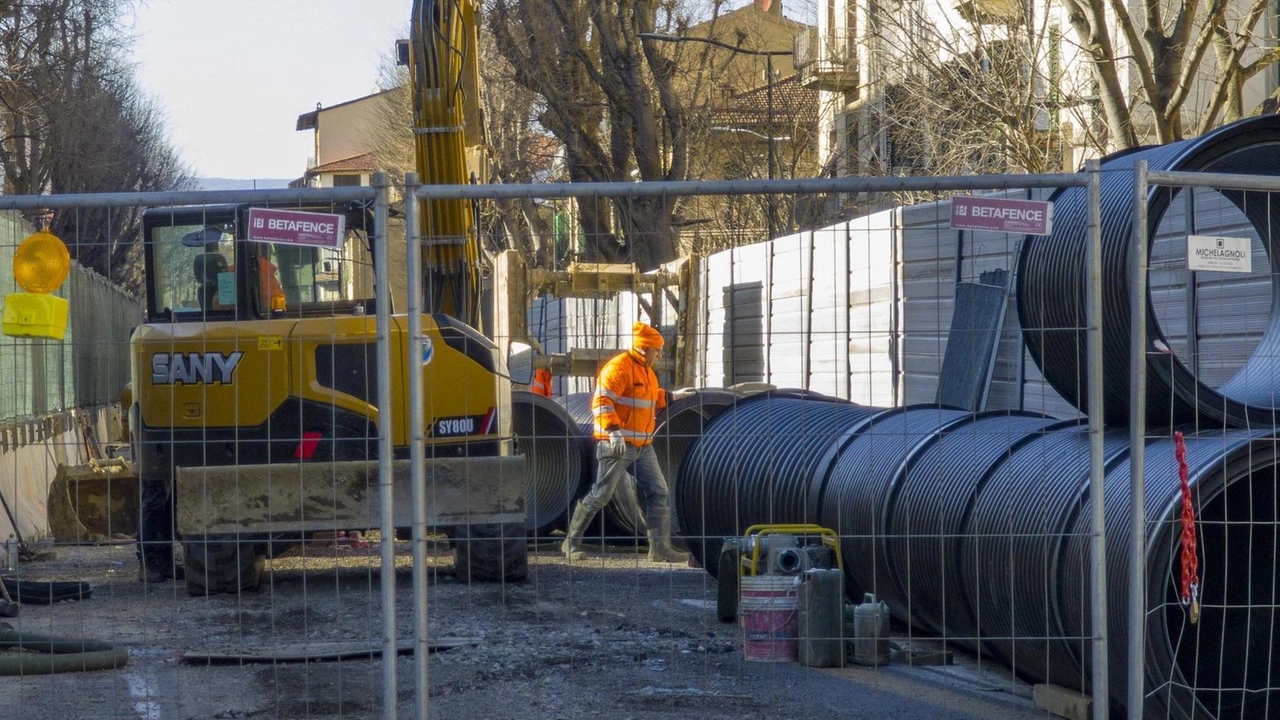 Operai al lavoro nel cantiere allestito in viale Europa per realizzare la nuova tramvia (FotocronacheGermogli) Operai al lavoro nel cantiere allestito in viale Europa per realizzare la nuova tramvia (FotocronacheGermogli)