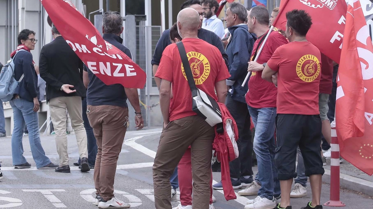 Il presidio dei lavoratori davanti allo stabilimento Beko in viale Toselli Il presidio dei lavoratori davanti allo stabilimento Beko in viale Toselli