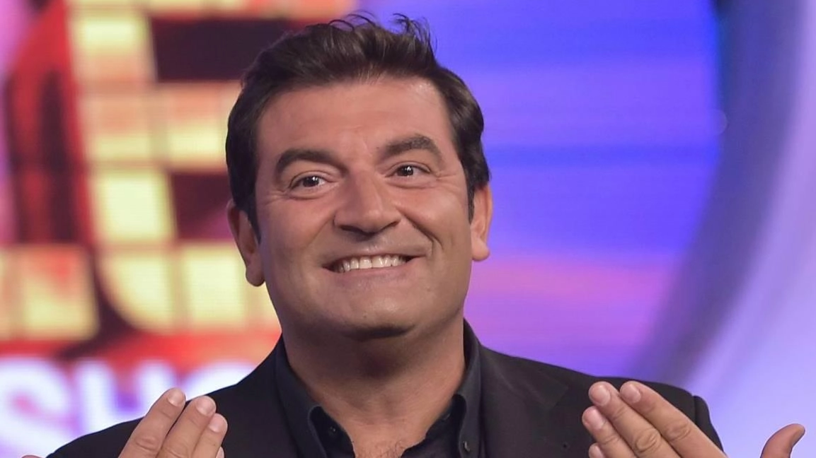 Stasera a Sansepolcro Max Giusti con «Bollicine», un vero e proprio concentrato di comicità rivolto al futuro con zero nostalgia per il passato Stasera a Sansepolcro Max Giusti con «Bollicine», un vero e proprio concentrato di comicità rivolto al futuro con zero nostalgia per il passato