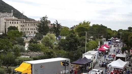 Il Trofeo Luigi Fagioli a Gubbio porta modifiche alla circolazione: divieti di transito e sosta in varie zone, incluso il percorso di gara, per consentire lo svolgimento dell'evento automobilistico. Il Trofeo Luigi Fagioli a Gubbio porta modifiche alla circolazione: divieti di transito e sosta in varie zone, incluso il percorso di gara, per consentire lo svolgimento dell'evento automobilistico.