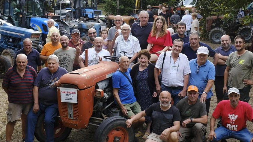 Successo per la tradizionale fiera di Filetto che ha accolto mezzi da lavoro speciali "Ci troviamo tra amici a fare il grano e coltiviamo per le nostre famiglie" . Successo per la tradizionale fiera di Filetto che ha accolto mezzi da lavoro speciali "Ci troviamo tra amici a fare il grano e coltiviamo per le nostre famiglie" .