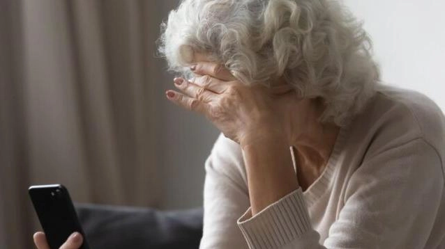 Sono in aumento le segnalazioni per chiamate e messaggi fraudolenti. Ai cittadini l’invito alla massima prudenza