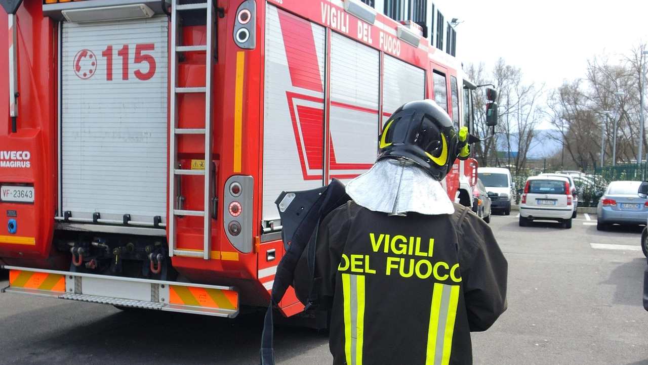 L'intervento dei vigili del fuoco (Foto di repertorio) L'intervento dei vigili del fuoco (Foto di repertorio)