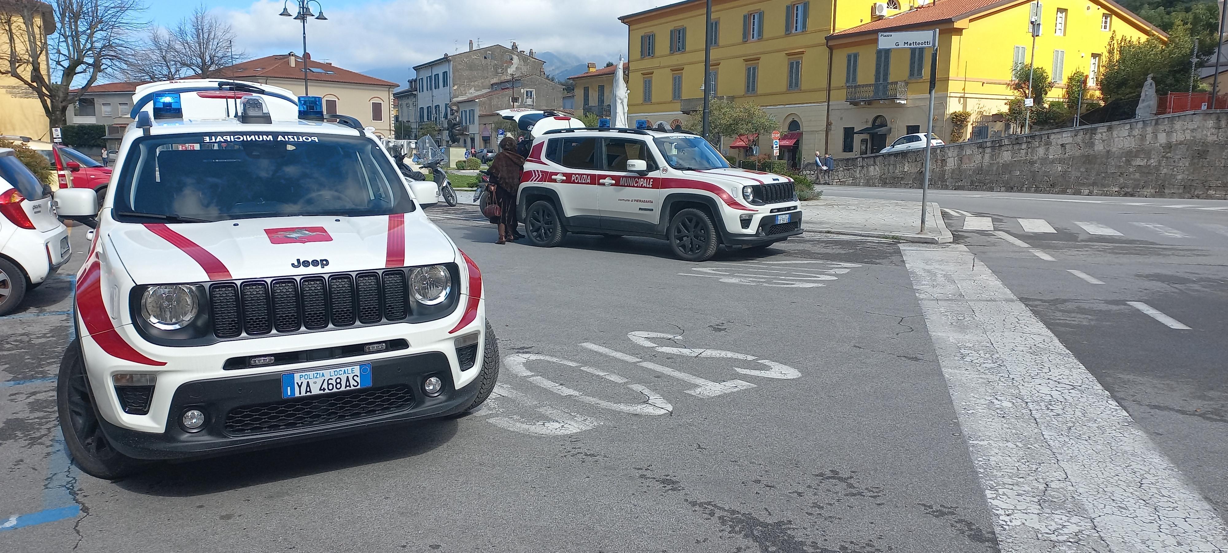 https://www.lanazione.it/image-service/view/acePublic/alias/contentid/NWI2ZjQ2YzUtZmRlYS00/0/pattuglie-della-polizia-municipale-durante-alcuni-controlli-in-piazza-matteotti.jpeg
