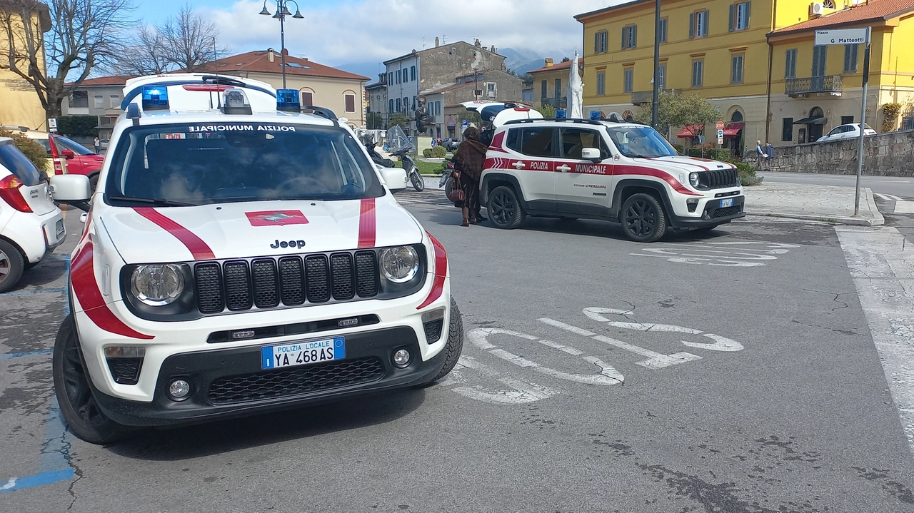 Pattuglie della polizia municipale durante alcuni controlli in piazza Matteotti Pattuglie della polizia municipale durante alcuni controlli in piazza Matteotti