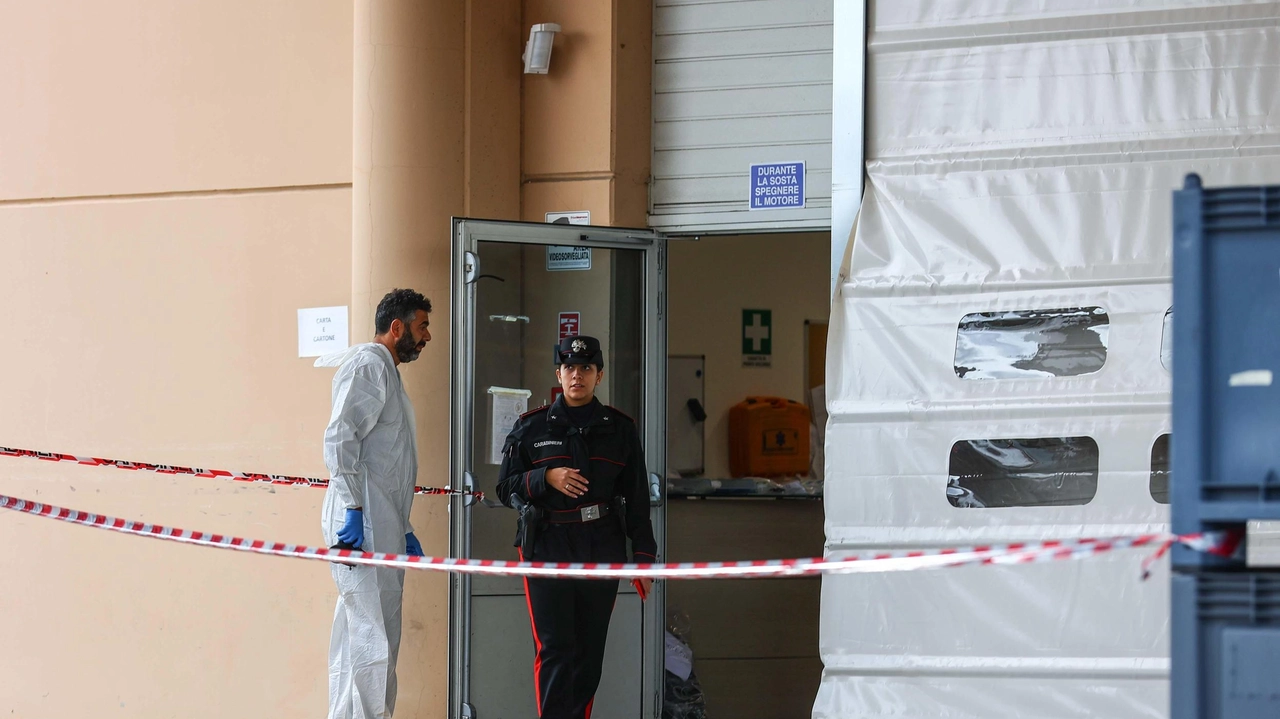 Il sopralluogo delle forze dell’ordine all’azienda (Tommaso Gasperini/FotocronacheGermogli). Sotto, i furgoni usati dai ladri Il sopralluogo delle forze dell’ordine all’azienda (Tommaso Gasperini/FotocronacheGermogli). Sotto, i furgoni usati dai ladri