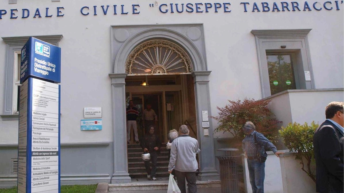 L’entrata principale dell’ex ospedale Tabarracci, dove c’è l’hub. sanitario dell’Asl
