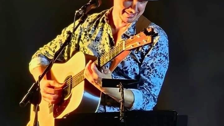 Con chitarra e voce il musicista pontederese sabato arriva a Lari . Con chitarra e voce il musicista pontederese sabato arriva a Lari .