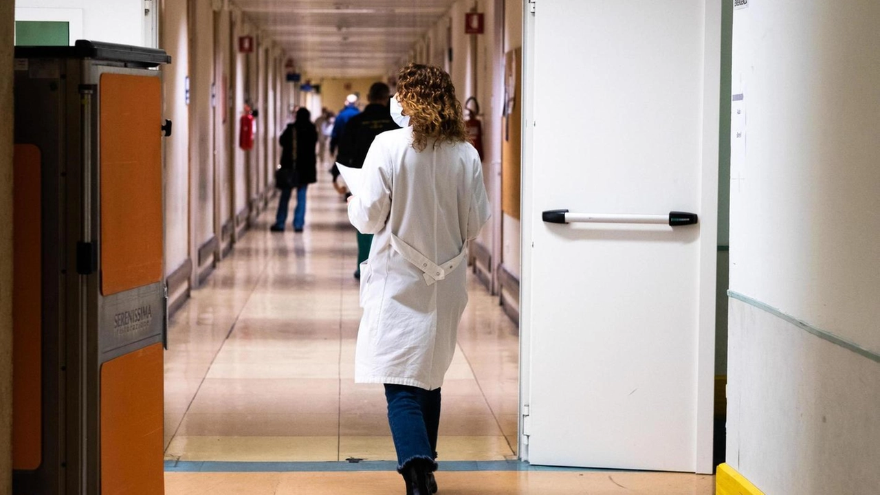 Il corridoio di un ospedale Dopo il durissimo attacco del sindacato Anaao ecco la replica del preside Emanuele Neri Il corridoio di un ospedale Dopo il durissimo attacco del sindacato Anaao ecco la replica del preside Emanuele Neri