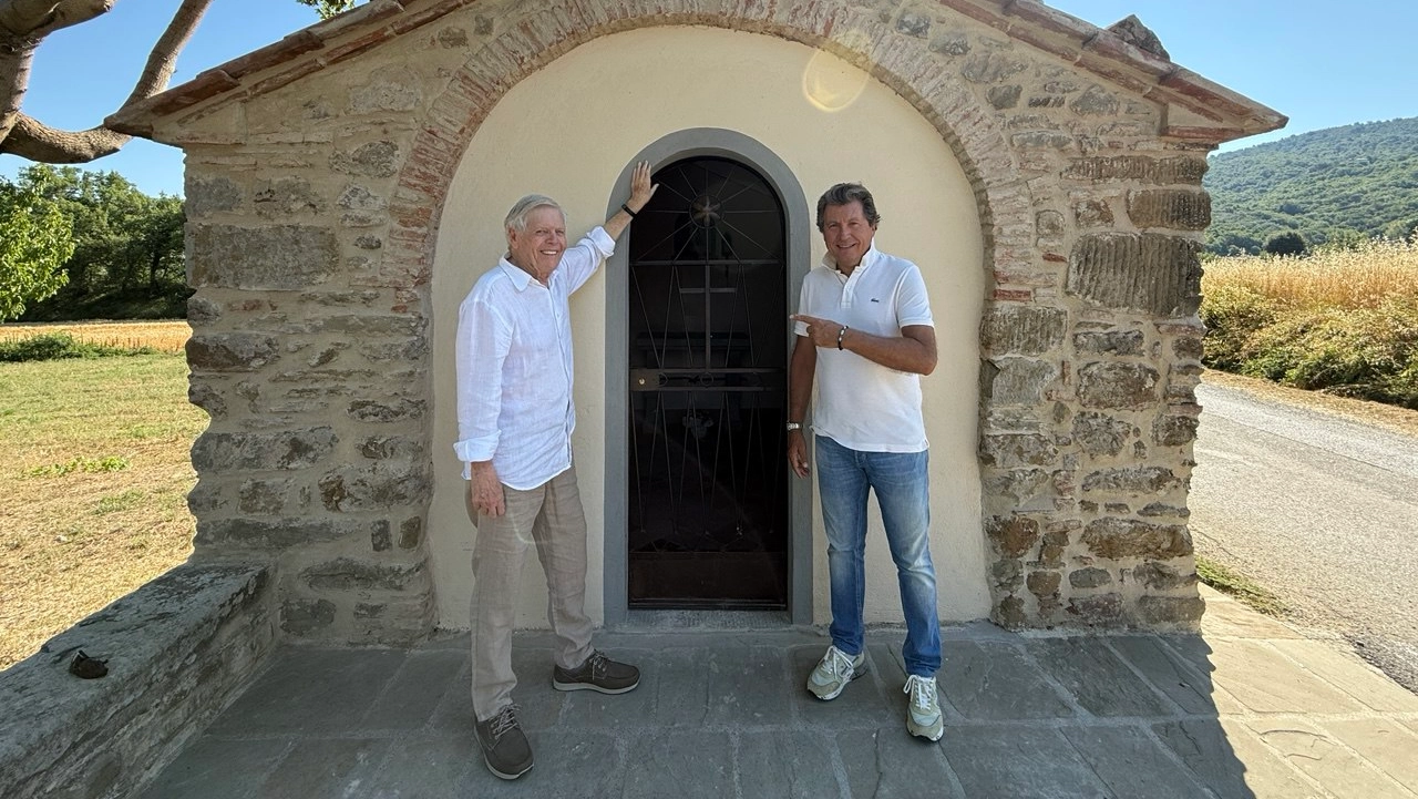 L’avvocato Aubrey M. Daniel III insieme al sindaco Mario Agnelli davanti alla maestà restaurata a Gaggioleto