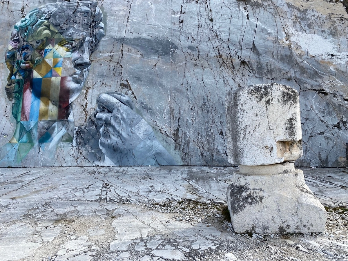 Il murales del David di Michelangelo realizzato da Eduardo Kobra