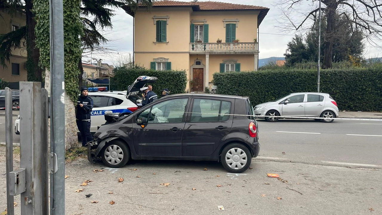 La Renault Modus finita contro l'albero in via IV Novembre a Foligno La Renault Modus finita contro l'albero in via IV Novembre a Foligno