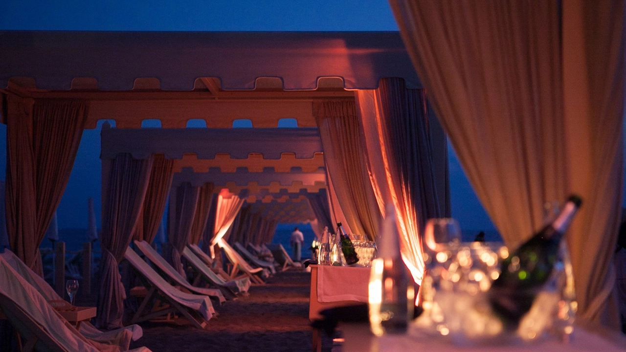 Il Beach club Alpemare di Andrea Bocelli, a Forte de Marmi, in versione notturna Il Beach club Alpemare di Andrea Bocelli, a Forte de Marmi, in versione notturna
