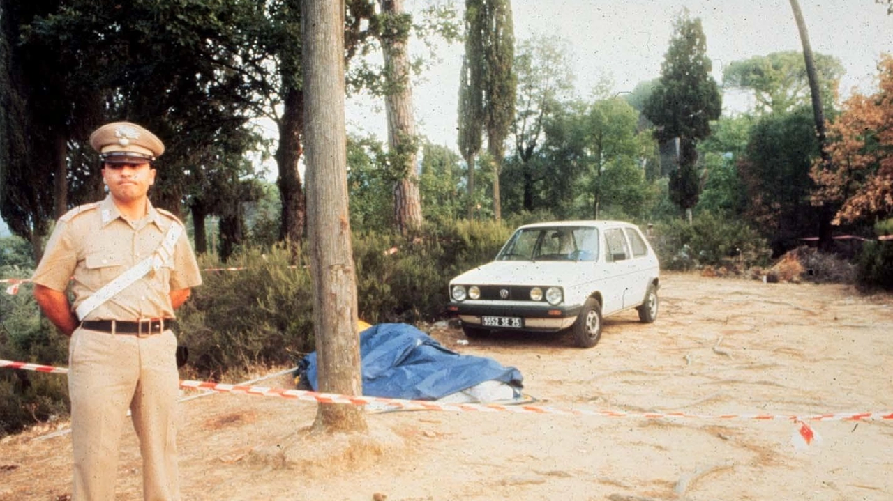 La Golf e la tenda dei francesi Nadine Mauriot e Jean Michel Kraveichvili, nel settembre del 1985, uccisi nello spiazzo di Scopeti La Golf e la tenda dei francesi Nadine Mauriot e Jean Michel Kraveichvili, nel settembre del 1985, uccisi nello spiazzo di Scopeti