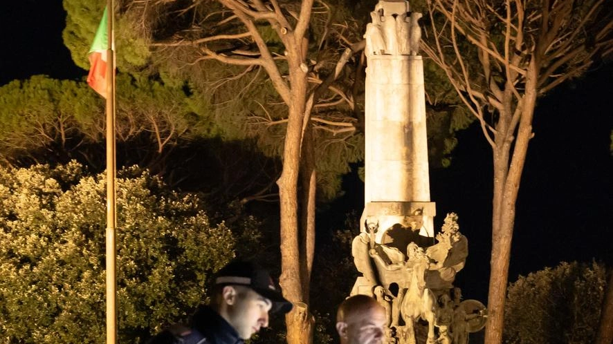 Il viaggio in notturna nel centro della città, con Marco Lucarelli, referente del Controllo del Vicinato. Dal Cividale a via Ricasoli, piena di rifiuti, fino alla piazzetta Celli. Al lavoro gli agenti della Municipale. Il viaggio in notturna nel centro della città, con Marco Lucarelli, referente del Controllo del Vicinato. Dal Cividale a via Ricasoli, piena di rifiuti, fino alla piazzetta Celli. Al lavoro gli agenti della Municipale.