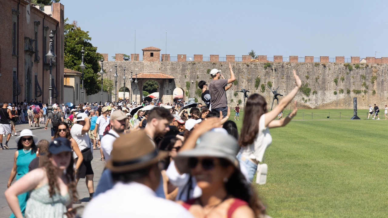 Turisti in piazza dei miracoli a Pisa, selfie e foto sotto la torre (foto di Enrico Mattia Del Punta) Turisti in piazza dei miracoli a Pisa, selfie e foto sotto la torre (foto di Enrico Mattia Del Punta)