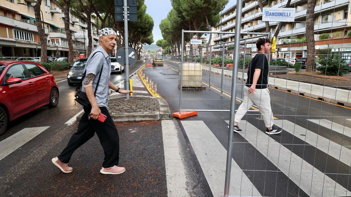 https://www.lanazione.it/image-service/view/acePublic/alias/contentid/NWIwMzgxNzktMmI1Ny00/0/viale-europa-nuovo-tratto-cantiere-tramvia.jpeg?f=16:9&w=1200&h=630