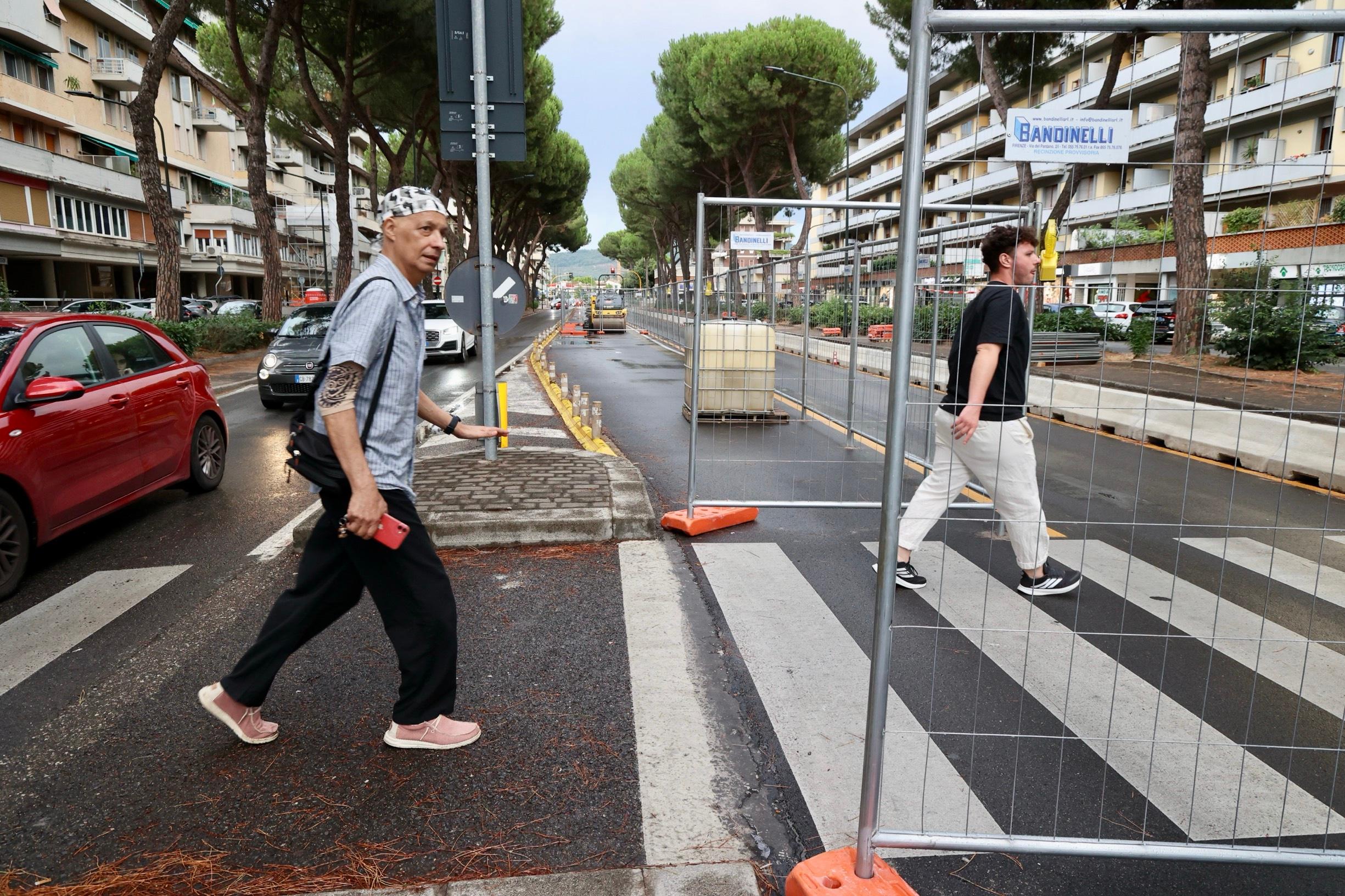 Viale Europa, c’è il cantierone. Le radici dei pini ‘inscatolate’. Nessun pianta sarà abbattuta