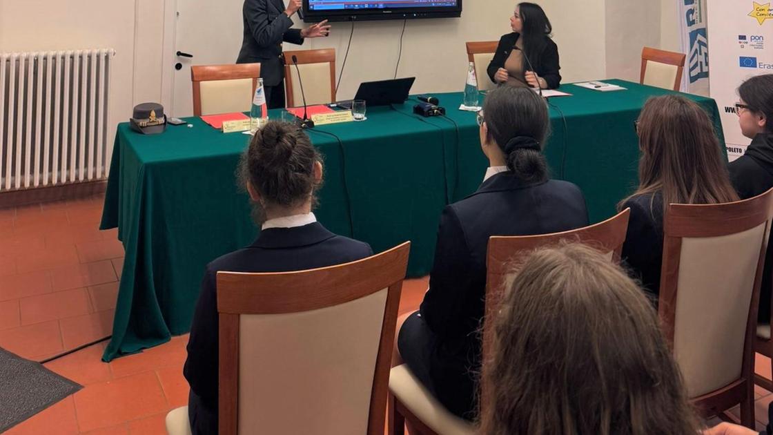 Lezione di legalità con le Fiamme gialle Lezione di legalità con le Fiamme gialle