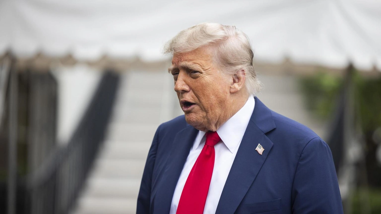Trump critica la decisione di escludere la Russia dal G7, sostenendo che avrebbe evitato l'attuale conflitto. Trump critica la decisione di escludere la Russia dal G7, sostenendo che avrebbe evitato l'attuale conflitto.