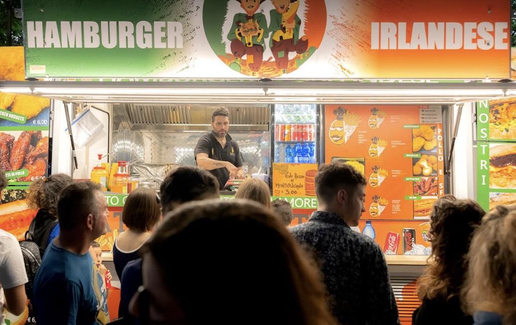 https://www.lanazione.it/image-service/view/acePublic/alias/contentid/NWIxZDMxNjMtMDllYy00/0/un-truck-del-sansepolcro-food-street.jpeg